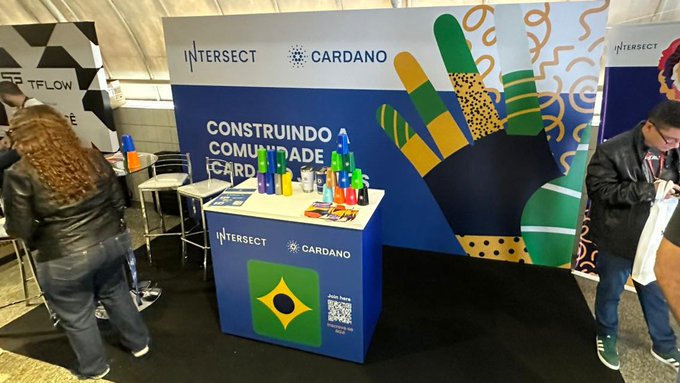 Example ad campaign using brand gradient background and font with the messaging: Clear up confusion, gain peace of mind